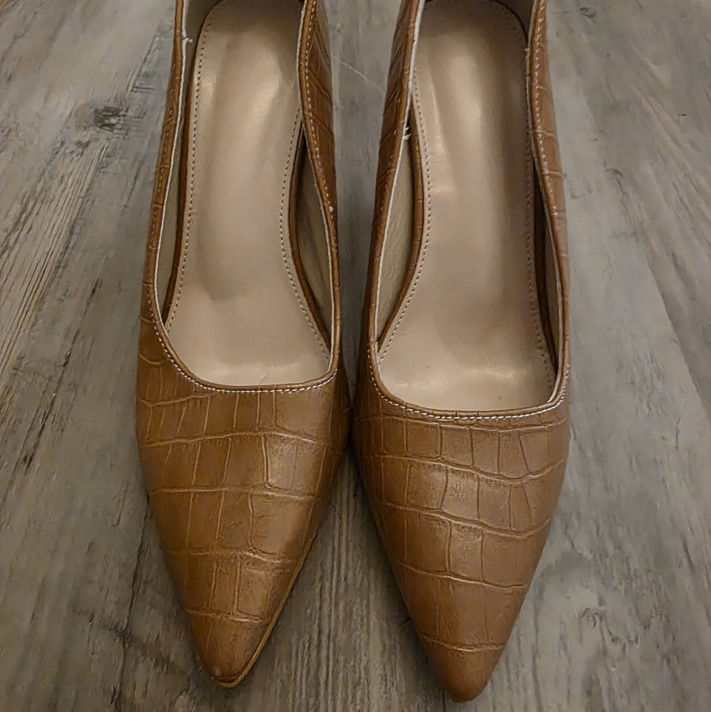 Elegant Brown Crocodile Pattern Women's Shoes